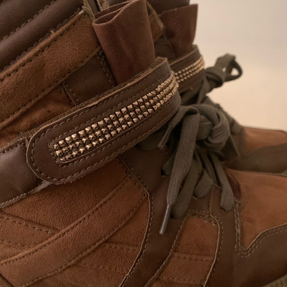 Pre-loved. Minimal wear. Please enlarge pictures to view. - Picture 6 of 13